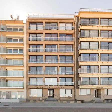 Beachfront Luxe - Stijlvol App Met Frontaal Zeezicht Lägenhet *